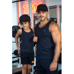Deux personnes en tenue de sport noir: un homme adulte musclé et une jeune fille portent des débardeurs ESSENTIAL noirs et casqu