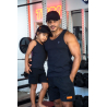 Homme musclé en débardeur noir ESSENTIAL et casquette noire avec une jeune fille portant un débardeur noir et un bob noir, tous