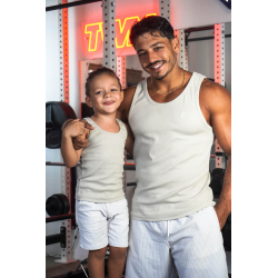 Deux personnes portant des débardeurs beige ESSENTIAL posées dans une salle de sport, homme adulte et jeune garçon souriants, pr