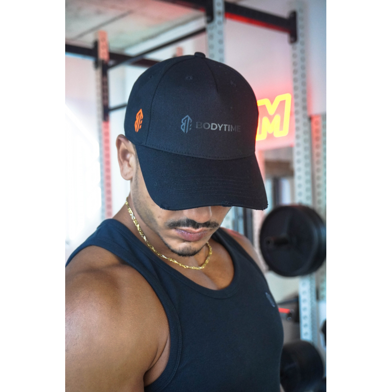 Casquette noire en coton avec logo BodyTime orange sur le côté et attache orange, porté par un homme en salle de sport.