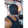 Casquette noire en coton avec logo BodyTime orange sur le côté et attache orange, porté par un homme en salle de sport.