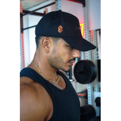 Casquette noire en coton avec attache orange portée par un homme au gym, vue de profil.