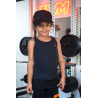 Jeune fille portant une casquette noire en coton avec attache orange, débardeur noir, salle de sport.