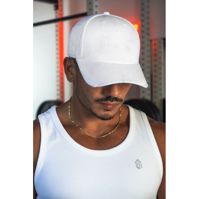 Casquette blanche en coton avec broderie blanche « Bodytime », vue de profil porté par un homme avec débardeur blanc et chaîne d