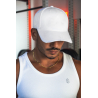 Casquette blanche en coton avec broderie blanche « Bodytime », vue de profil porté par un homme avec débardeur blanc et chaîne d