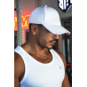 Casquette blanche en coton avec broderie légère et logo, portée par un homme musclé portant débardeur blanc et chaîne dorée.