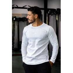 Homme musclé portant un t-shirt blanc à manches longues, logo “BODYTIME” discret sur la poitrine, noir pantalon, gym en arrière-