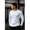Homme musclé portant un t-shirt blanc à manches longues, logo “BODYTIME” discret sur la poitrine, noir pantalon, gym en arrière-
