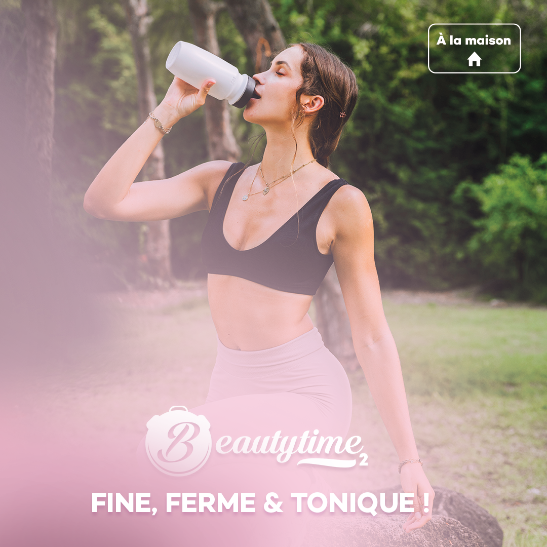 Une femme sportive buvant dans une gourde blanche en extérieur, vêtue d’un haut noir et d’un legging rose clair, publicités Beautytime.