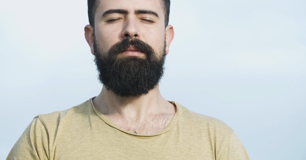 Man with eyes closed practicing deep breathing, illustrating a natural anti‑stress respiration technique.